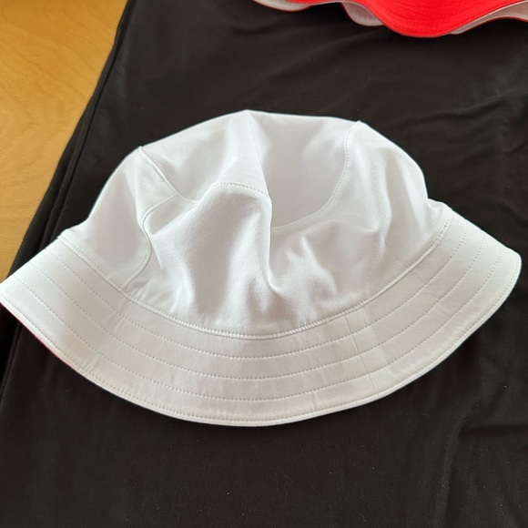 Women's Lululemon Red reversible bucket hat in S/M NWT - Picture 5 of 5